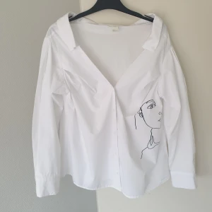 skjorta  - jättefin skjorta med tryck, storlek 46 men upplever den mer som en 44. Kan kolla mått vid intresse.