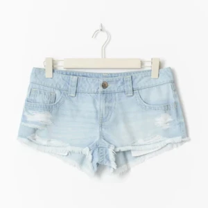Ljusblå jeansshorts med slitningar - Snygga ljusblå jeansshorts med slitning från Gina Tricot i storlek XS❤️ Aldrig använda och lappen är kvar❤️