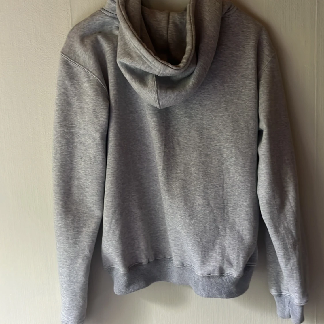 Grå hoodie med ängeltryck Vonstudio - 1