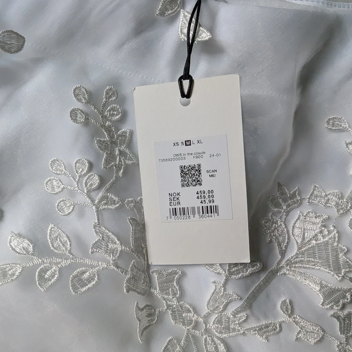 Vit blommig kjol med broderi - 1