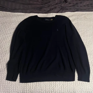 Mörkblå tröja från Polo Ralph Lauren - Mörkblå tröja från Polo Ralph Lauren i storlek S. Fint skick, inga slitage!