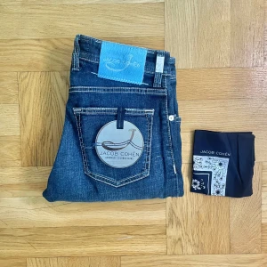 Jacob choën jeans  - Jacob choën jeans, skick: helt nya med tags ✅ Storlek:29 passar som ungifär 32 i L men kan mäta. Skorv vid frågor 
