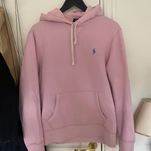 Rosa hoodie från Polo Ralph Lauren - Säljer en rosa hoodie från Ralph Lauren, använt skick men fortfarande jättefin! Stl M herr men passar M dam också! 