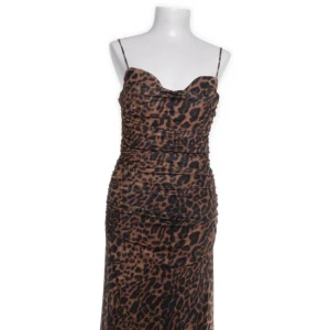 Oanvänd Leopardmönstrad långklänning från Zara - Snygg långklänning från Zara med leopardmönster i bruna och svarta toner, klänningen gick vitalt på TikTok förra sommaren!  Klänningen har smala axelband, figurnära passform och lätt rynkade detaljer över kroppen. Perfekt för dig som vill sticka ut med en djurisk look, såldes icke på Sellpy så köpte tillbaka den och lägger upp den här, den är iprincip oanvänd! Den kom aldrig till användning!