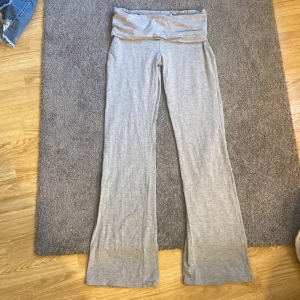 Grå mjukisbyxor från Gina Tricot - Yoga pants från Gina i ett fint skick , storlek 158/164 . Fint skick💗 