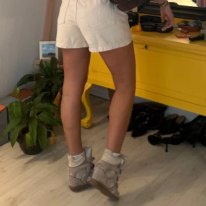 Beige Isabel Marant skor med mörkblå detalj  - Fina Isabel marants skor. Mycket bra skick.