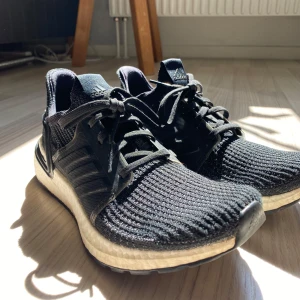 Adidas Ultraboost 19 - Hej jag säljer mina adidas ultraboost 19.                                 Bra skick, använda några gånger.                                           Storlek 40 + 2/3                                                                       M - modellen men funkar lika bra för kvinnor
