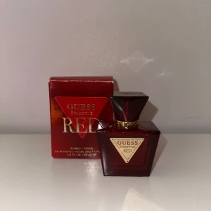 Guess Seductive Red parfym 30ml - Vi kan enas om priset - skriv i dm. Guess Seductive Red är en parfym för kvinnor i en snygg röd glasflaska med guldiga detaljer och matchande röd förpackning. Flaskan har en elegant, fyrkantig form och rymmer 30 ml. Doften är sensuell och modern, perfekt för dig som gillar att sticka ut.