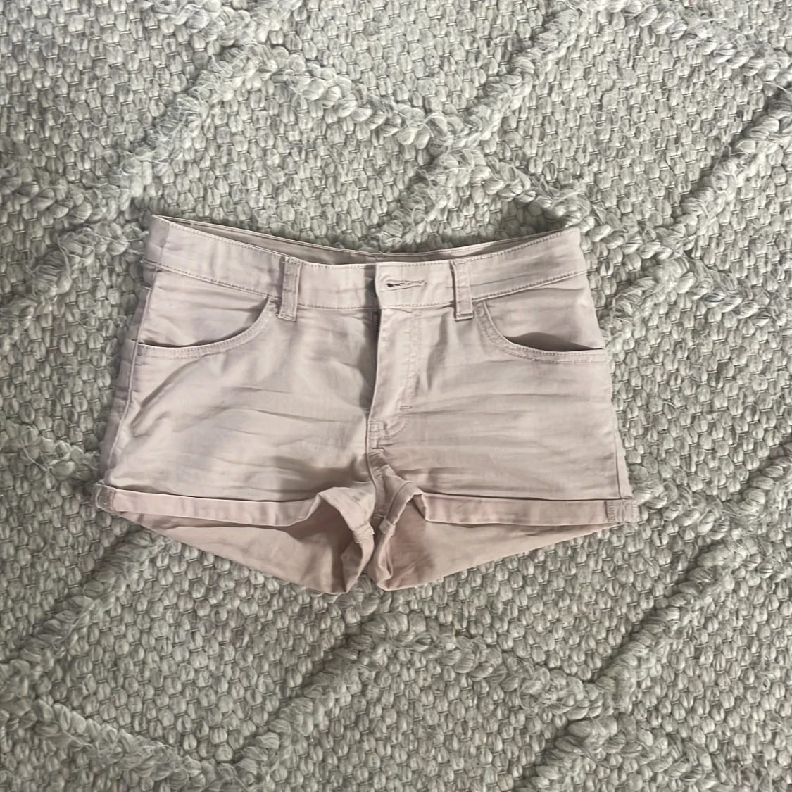 Ljusbeige shorts med uppvik - 1