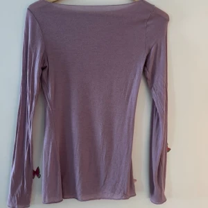 Intimissimi tröja  - En intimissimi tröja i kashmir! En stilren ljuslila långärmad topp med enkel design och smal passform. Tillverkad i mjukt material som känns skönt mot huden. Perfekt att matcha med jeans eller kjol för en chill look.
