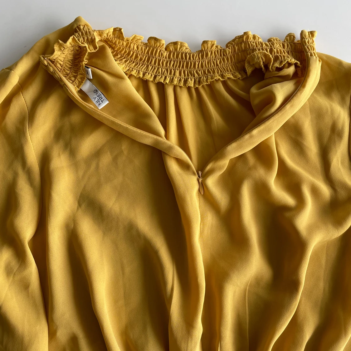 Gul blus med volang från NLY Trend - 1