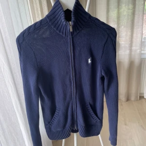 Ralph Lauren zip tröja - Säljer nu en riktigt schysst zip tröja från Ralph Lauren. Tröjan i i toppenskick 9/10, och inga defekter förekommer. Mindre i storleken. Hör av dig vid intresse! 💫