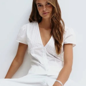 short sleeve top- gina - Snygg vit blus med korta ärmar ftån gina tricot. Den är oanvänd med taggen kvar.