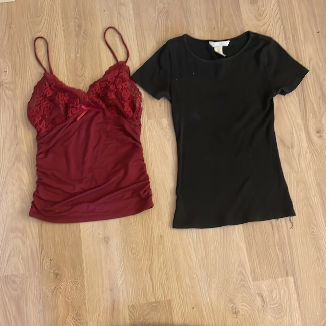 Röd spetslinnetopp & svart t-shirt