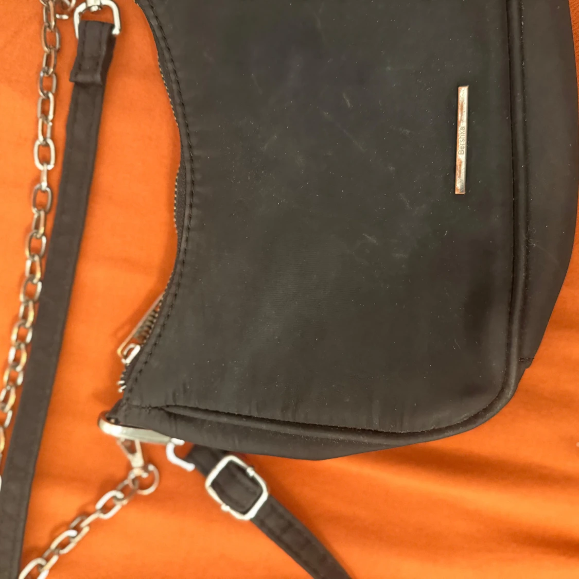 Svart axelväska från Bershka med kedja - 2