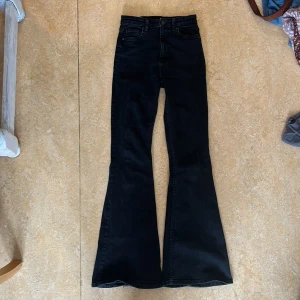 Svarta bootcuts - Snygga jeans med perfektaste bootcuten. Har tyvärr blivit för små för mig