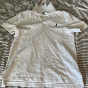 Ralph lauren t shirt - Använd ett par gånger, passar som en storlek 170