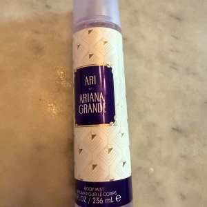Ari by Ariana Grande Body Mist - Ari by ariana grande body mist. Knappast använd, tagit några sprut av den. 