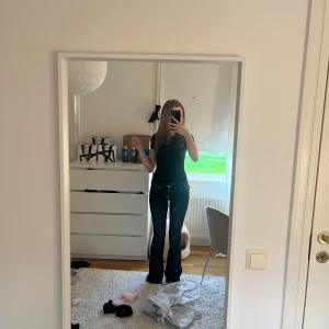 True Religion bootcut jeans mörkblå - Säljer ett par jättesnygga truereligion jeans i jättebra skick! Dom är bootcut och lågmidjade, de är i storlek 24 men jättestretchiga och långa i benen, kan skicka mått om det behövs 💞