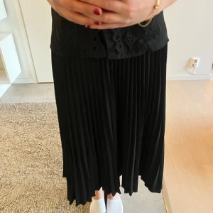 Svart plisserad långkjol - Säljer denna jätte snygga plisserade långkjolen! Det är resor i midjan och är väldigt bekväm!🥰🥰