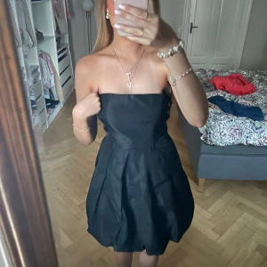 Svart axelbandslös kort klänning - Super fin axelbandslös svart klänning! Kommer ej till användning!!!💓💓💓