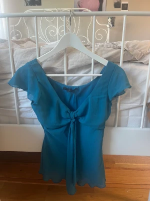 Fin vintage topp!! - jätte söt topp! Toppen är så fin på, men den sitter lite tight på mig💕 bara använd några få gånger💕Bara att skriva om ni vill ha fler bilder eller om ni har frågor🩷
