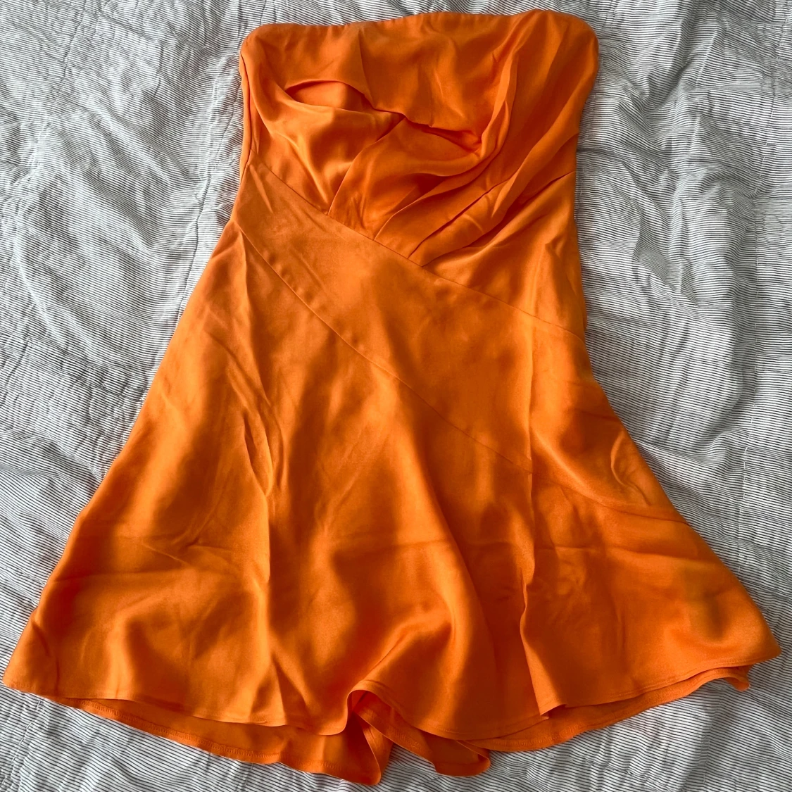 Orange axelbandslös miniklänning i satin