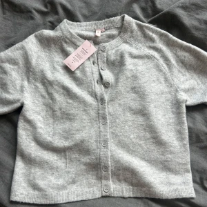 stickad tröja - Grå stickad tröja från Nelly, köpt för 349kr, helt oanvänd, lapp finns kvar, storlek xs.🥰