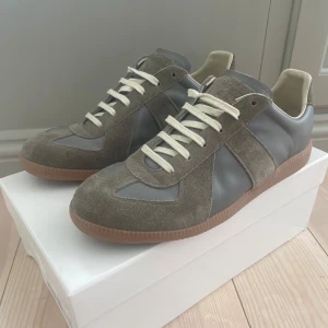 Maison Margiela GATS - Ett par stilrena GATS i färgen olivgrön.        Storlek 43 ✅| Skick: 9/10 ✅| Ingår: Skor, Dustbags, Box ✅ | Bara att skriva vid någon fråga 🙌