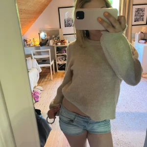 Beige stickad tröja - Mysig beige stickad tröja. Supermysigt och mjukt material. Nypris 800