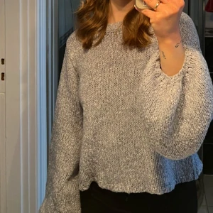 Blå/vit stickad tröja med ballongärmar - Mysig blå/vit stickad tröja med ballongärmar och rund halsringning. Såå fin 