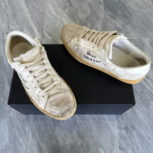 Saint Laurent skor - Saint Laurent skor  -  Skick: Bra skick - Nypris: 6000kr  -  Ingår: Saint Laurent dustbag  -  Hör av dig vid minsta fråga☺️