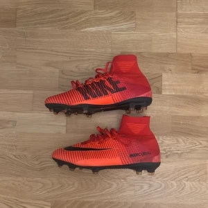 Nike Mercurial röda fotbollsskor - Superfly 5 FG är storlek 44,5 men passar som 45 skick ser du på bilden.