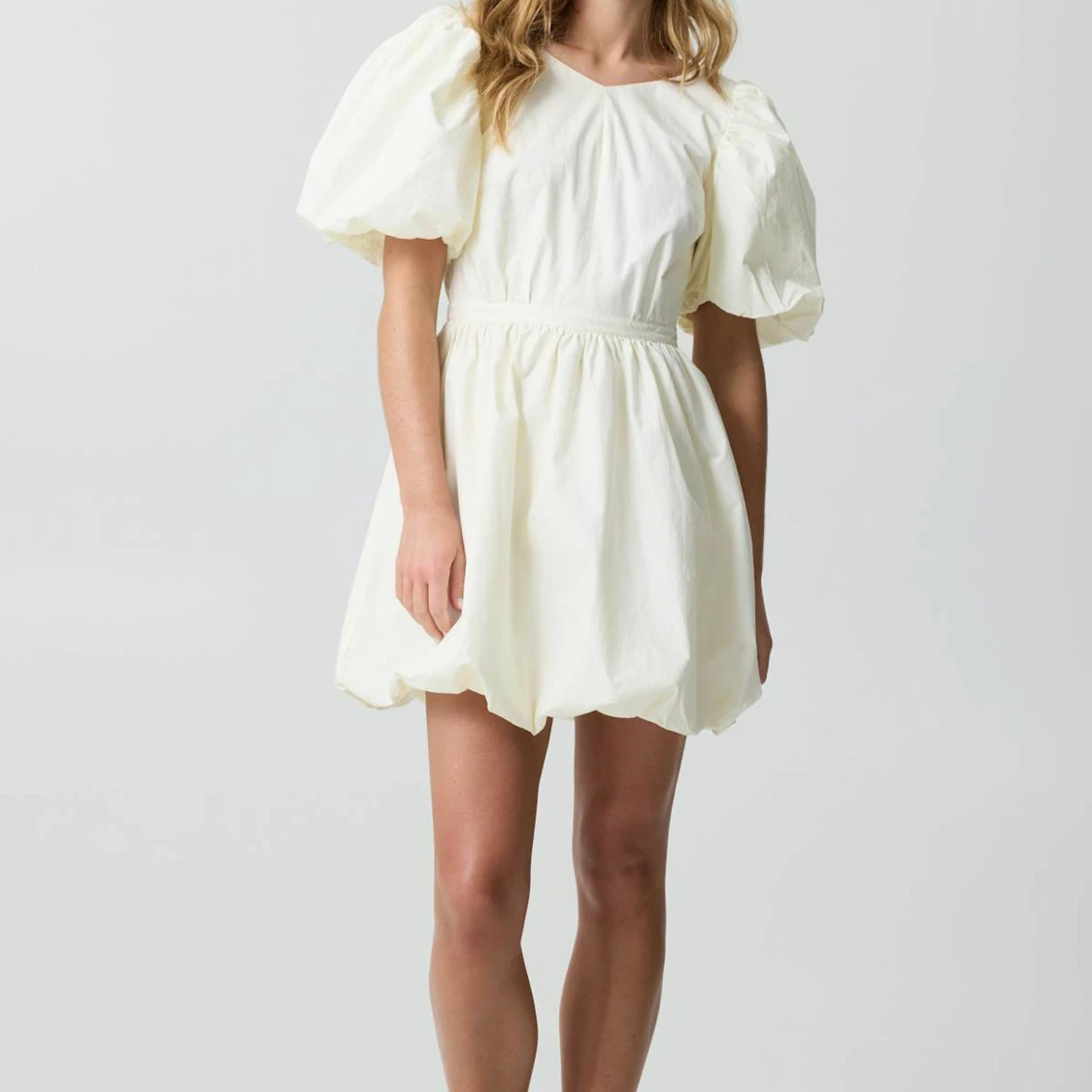 Ljusgul kort klänning med puffärm och rosett