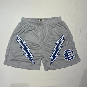 Eric Emanuel shorts (EE shorts)  - Eric Emanuel shorts (EE shorts) i nyskick, säljer då de inte passade mig. Dom är perfekt till sommaren och är storlek L men passar som S/M. Måtten:  Längd 45 cm Bredd 35 cm