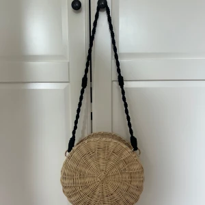 Rund korgväska - Rund korgväska med långt band