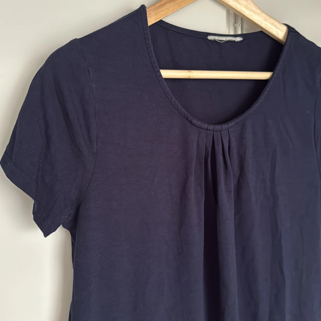 Mörkblå kortärmad blus i bomull - 1