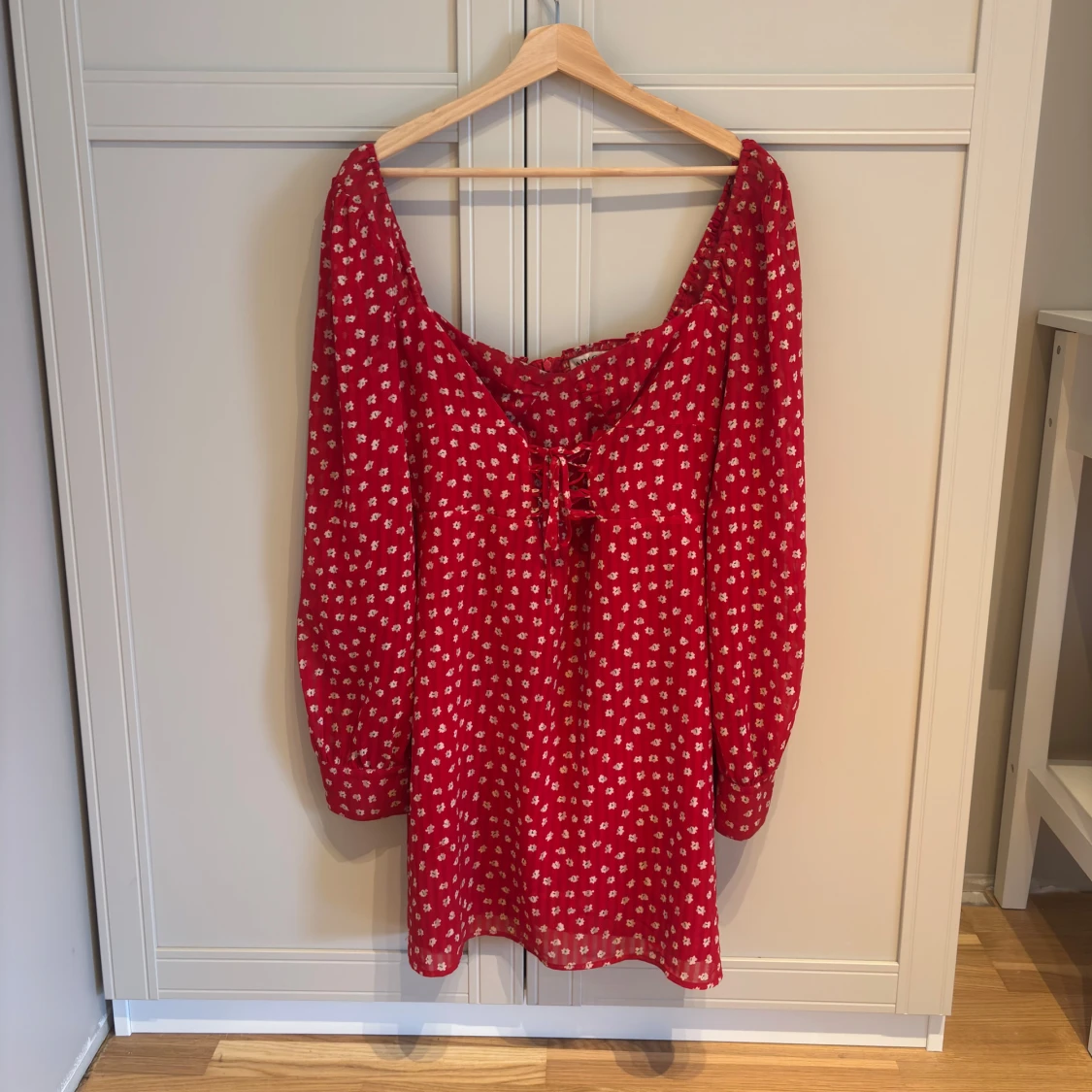 Röd klänning med vita blommor från Adoore 