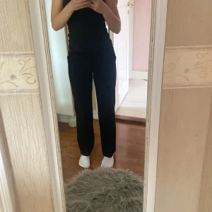Svarta kostymbyxor från Kappahl - Svarta kostymbyxor från Kappahl i storlek 152. Byxorna har rak passform och midwaist, pris kan diskuteras. Skriv om ni har några frågor 💗
