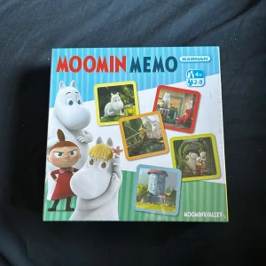 Moomin Memo - Ett roligt memoryspel med Mumin och hans vänner! Perfekt för dig som gillar Mumin och vill utmana ditt minne tillsammans med kompisar. Passar för 2-8 spelare och rekommenderas från 4 år. Färgglada bilder från Muminvärlden gör spelet extra kul.