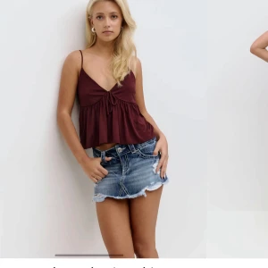 Gina X-low jeanskjol - Supersnygg jeanskjol. Slutsåld på hemsidan! Helt ny med lappar. Säljer om någon vill köpa då den är slutsåld. Annars returnera jag den inom kort 😊