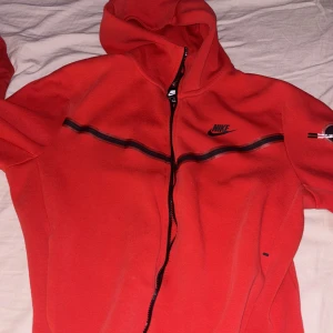 Nike tech röd - Använder inte längre, äkta passar m och s.