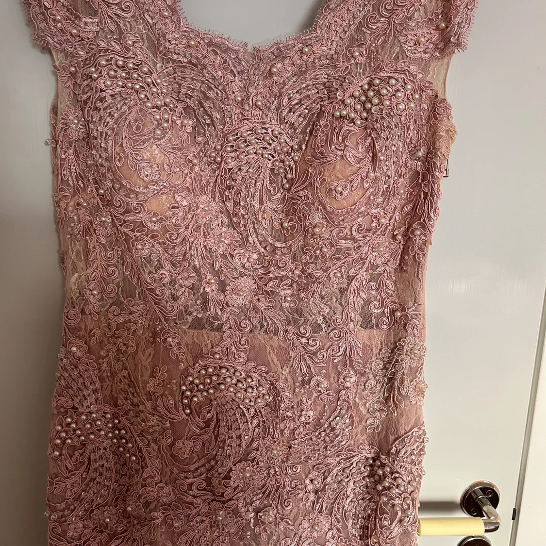 Lång rosa spetsklänning med pärlor - 1