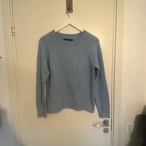 Ljusblå stickad tröja från Vero Moda - Säljer en ljusblå stickad tröja från Vero Moda i storlek S. Tröjan har en enkel och clean design med rund halsringning och långa ärmar. Perfekt för lager-på-lager och chillare dagar. Supermjuk och skön att ha på sig!