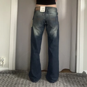 Lågmidjade jeans  - Lågmidjade jeans från cross, innerbenslängd 79 midja 36, jag är på 160, sista bilden visar färgen bäst