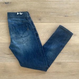 Dondup George jeans w31 - Säljer dessa snygga dondup George jeans dom är i mycket bra skick och utan tecken på användning, w31 och längden är 98 cm lång modell skinny fit, hör gärna av dig vid frågor!