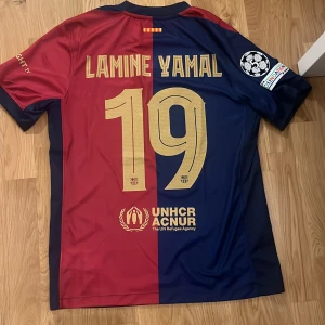 FC Barcelona Lamine Yamal matchtröja - Snygg FC Barcelona fotbollströja med Lamine Yamal och nummer 19 på ryggen. Från säsongen 24/25