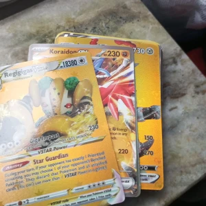 FOTBOLL OCH POKEMON KORT - En cool samlarkortbok med Marcus Rashford och andra fotbollsstjärnor! Perfekt för dig som älskar sport, samlar på fotbollskort eller vill ha något unikt i din hylla. Inspireras av mästarna och deras triumfer på planen. Säljer även Pokemon kort skriv så kan vi komma med ett bra pris!