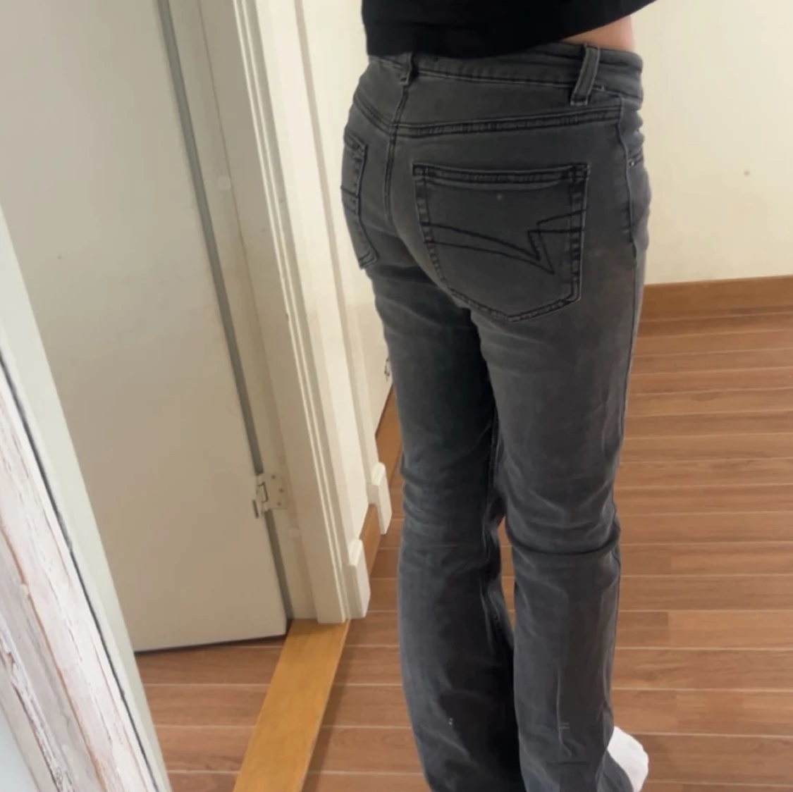 Grå bootcut jeans från Junkyard - 1