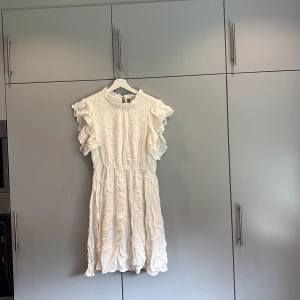 Vit volangklänning från Pieces - Superfin vit kortklänning från Pieces, Perfekt för sommarens alla tillfällen!❣️❣️ Strl M!!❣️❣️